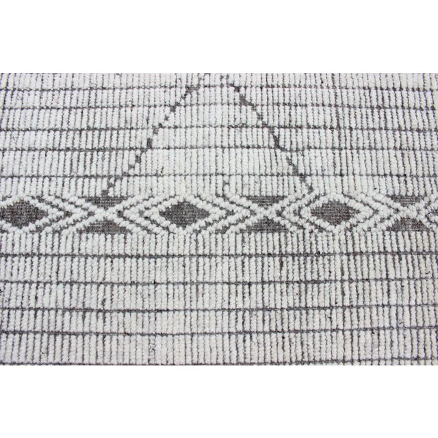 Modern Geometric Gray and Charcoal Indian Hand-Knotted Wool Rug For Sale In Atlanta - Image 6 of 10