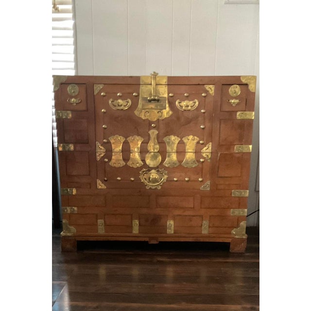 Brown Korean Kanghwa Royal Brass-Mounted Bandaji Chest For Sale - Image 8 of 12