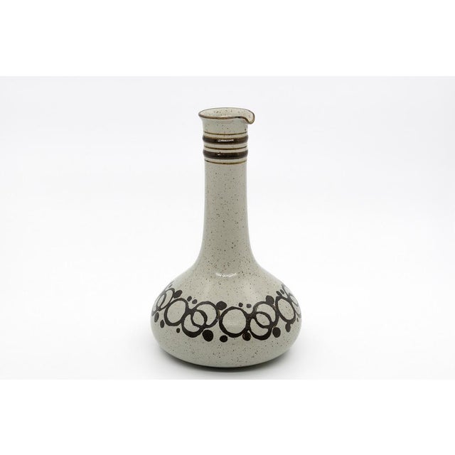 This elegant carafe comes from the renowned Swedish ceramics series Drejargruppen, manufactured by Rörstrand. Designed by...