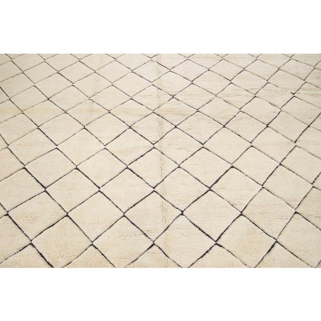 2020s Modern Geometric Moroccan Style Handmade Wool Rug in Ivory For Sale In New York - Image 6 of 8
