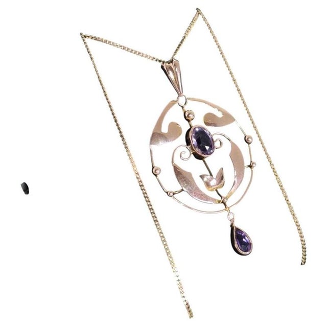 An Edwardian 9 carat yellow gold openwork pendant dating to the Art Nouveau period, circa 1890–1910. ㅤ The pendant is...