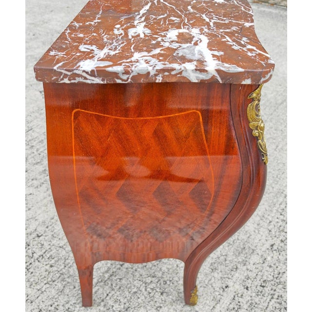 Pair of French Louis XV Style Bombe Commodes Bedside Tables Nightstands For Sale In Miami - Image 6 of 16