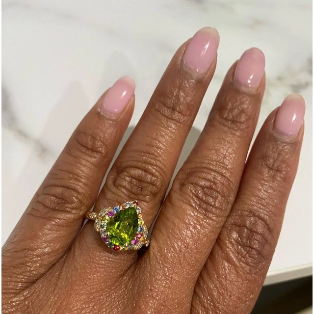 2.52 Carat Natural Peridot Sapphire Yellow Gold Cocktail Ring, Size 7 For Sale In Los Angeles - Image 6 of 6