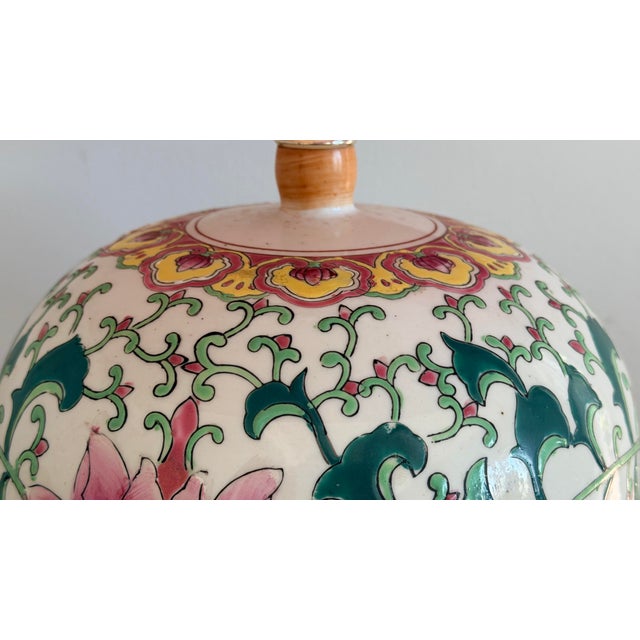 1960s 1960s Chinoiserie Ginger Jar Lamp With Pink and Green Floral Design and Pink Shade For Sale - Image 5 of 10