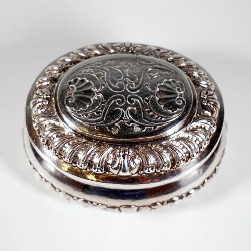 Baroque silver box with loose plug-in lid in a bulbous oval shape, flush stand without feet, in the lower area of the...
