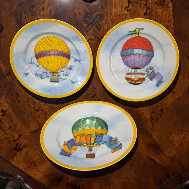 These Williams-Sonoma Hot Air Balloon Montgolfiere Salad Plates are perfect for adding a touch of whimsy to your dining...