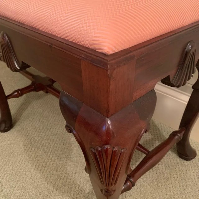 1980s Georgian Furnishing Co. Carved Mahogany Queen-Anne 6-Leg Bench With Coral Fabric For Sale - Image 6 of 10
