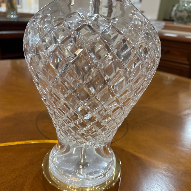 Traditional Late 20th Century Crystal Table Lamp – Diamond Cut Urn Form With Brass Mounts For Sale - Image 3 of 5