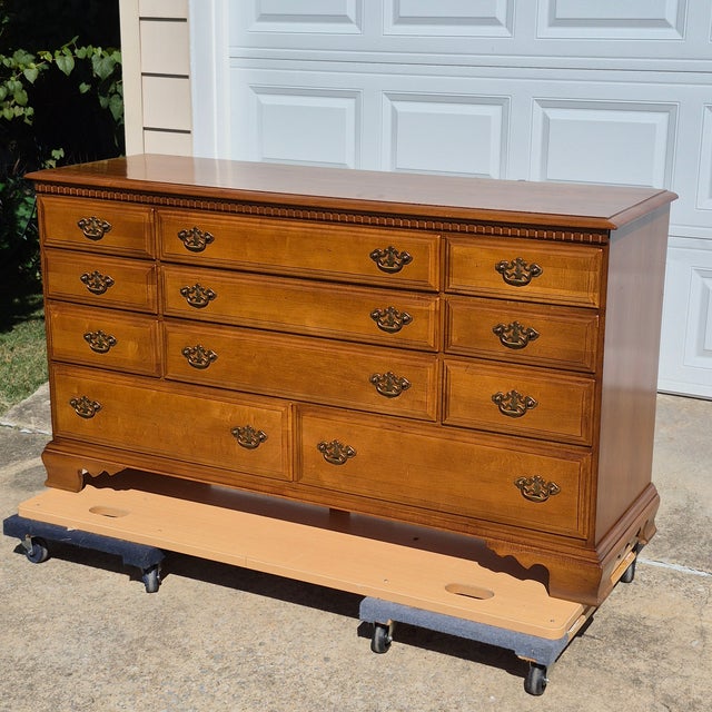 American 1960s Leo Jiranek for Bassett Chimney Corners Maple Colonial Early American 11-Drawer Dresser & Mirror For Sale - Image 3 of 12