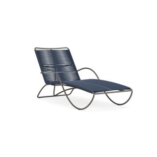 Brown Jordan Walter Lamb Aluminum Contoured Chaise, Mica frame with Marine fabric For Sale