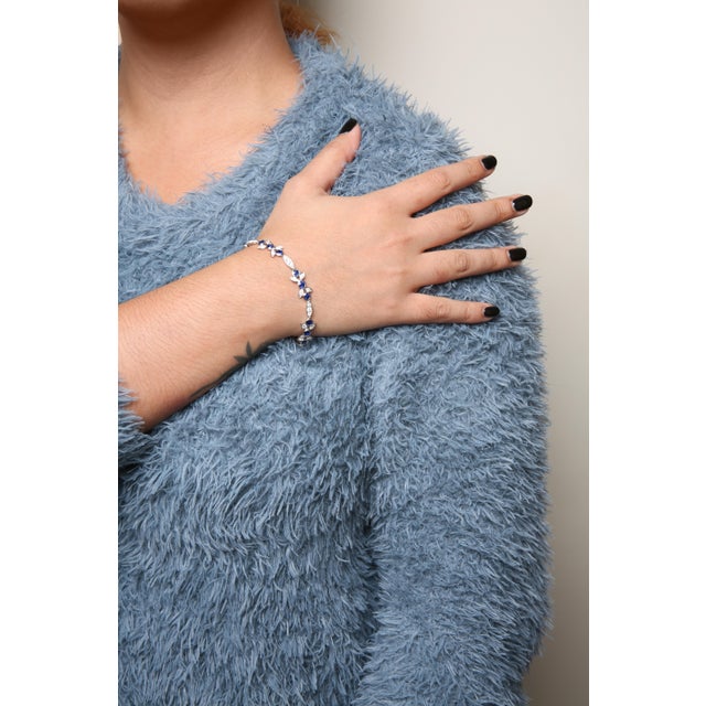 Early 21st Century 18K White Gold 1 3/4 Cttw Diamond and 3x3mm Round Blue Sapphire Gemstone Floral Link Bracelet (G-H Color, SI1-SI2 Clarity) - Size 7" For Sale - Image 5 of 6