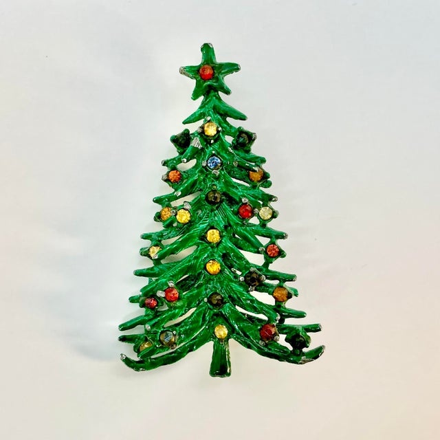 Mid-Century Modern Mid-Century Boho Chic Americana Green Decorated Christmas Tree Brooch. For Sale - Image 3 of 6