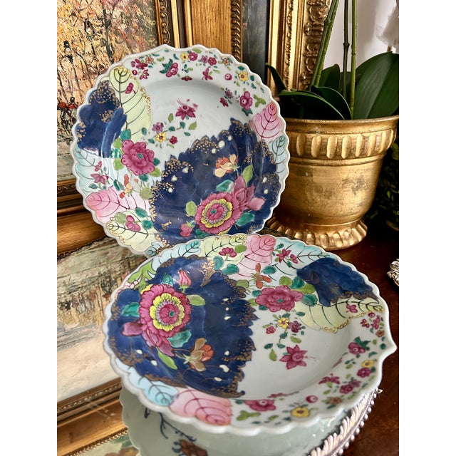 Chinoiserie Pair of 18th Century Chinese Export Tobacco Leaf Porcelain Soup Plates For Sale - Image 3 of 11