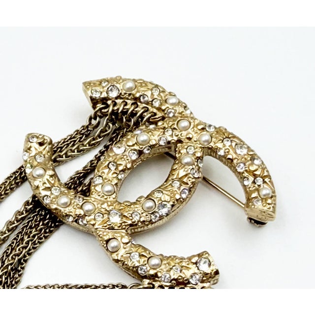 Contemporary Chanel Gold CC Pearl Crystal Multi Chain Medium Brooch For Sale - Image 3 of 5