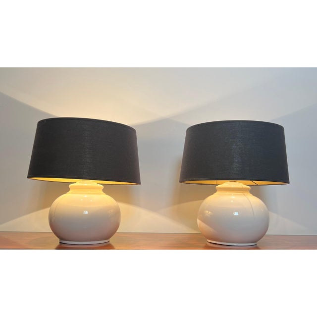 This lovely pair of lamps is made of white ceramic. It is a French work. Circa 1970