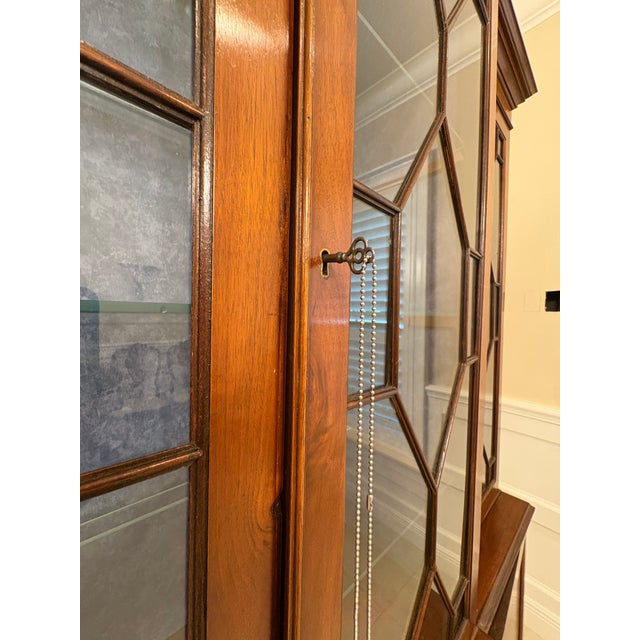 Late 20th Century George III / Chippendale Style Mahogany Breakfront Library Bookcase With Astragal Glazing & Original Lighting For Sale In Tampa - Image 6 of 12