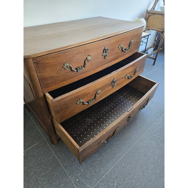 Brown Provincial Chest of Drawers in Walnut, 1730 For Sale - Image 8 of 18