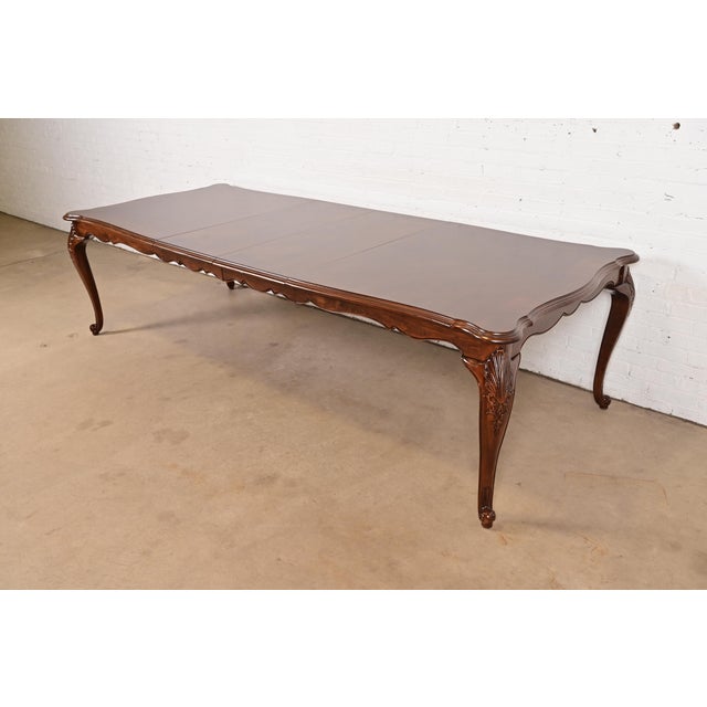 Kindel Furniture Style French Provincial Louis XV Carved Cherry Wood Extension Dining Table, Newly Refinished For Sale - Image 11 of 11