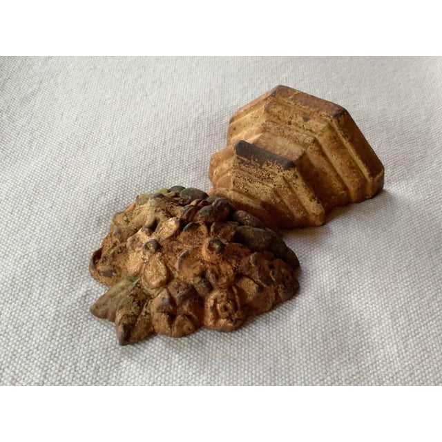 … A charming piece of Americana for the discerning collector! This delightful cast iron doorstop captures the classical...