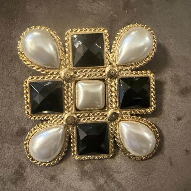 Metal 1990s High Quality Costume Jewelry Italian Big Brooch For Sale - Image 7 of 12
