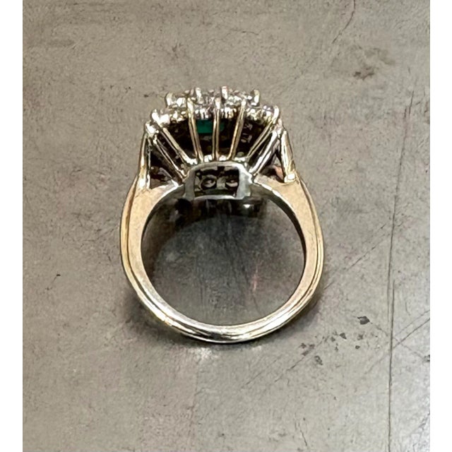 1970s-80s 14k White Gold Emerald Cocktail Ring W/ Surrounding Diamonds For Sale - Image 4 of 6