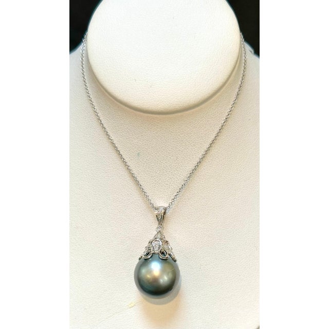 15.5 mm Black Round Tahitian Pearl & Diamond 18 Kt Gold Pendant + Chain 14 KG For Sale In New York - Image 6 of 18