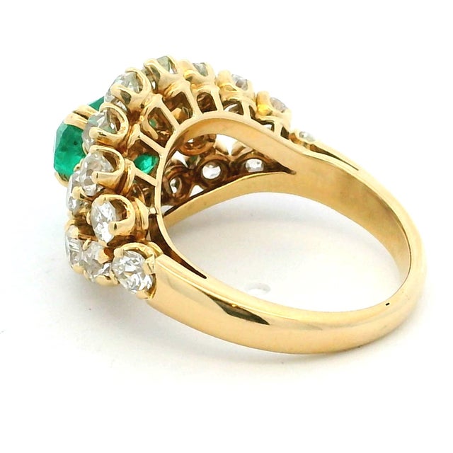 1960s Colombian 18k Yellow Gold Emerald & Diamond Cocktail Ring, Size 7 For Sale - Image 10 of 14