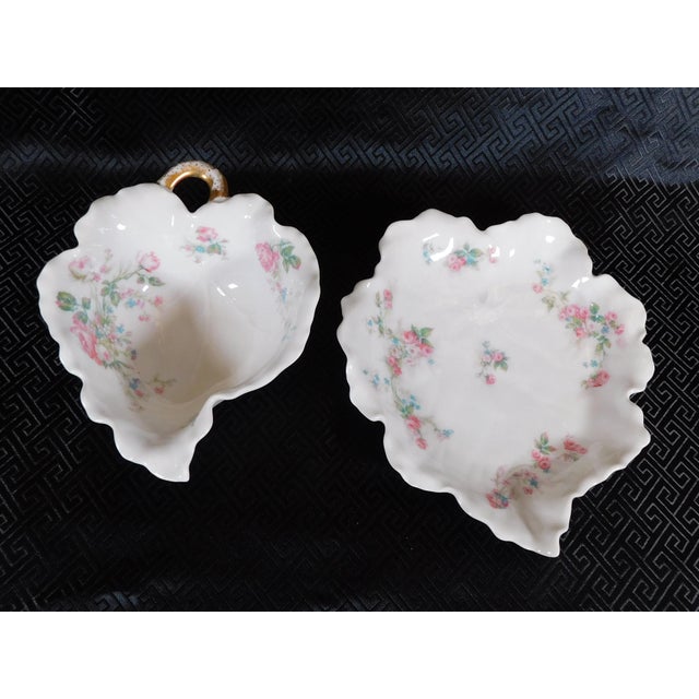 Traditional Late 18th Century Haviland White Floral Shaped Gravy Boat and Underplate For Sale - Image 3 of 7