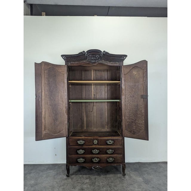 Mottled Mahogany Chest of Drawers in the style of Fécamp For Sale - Image 3 of 14