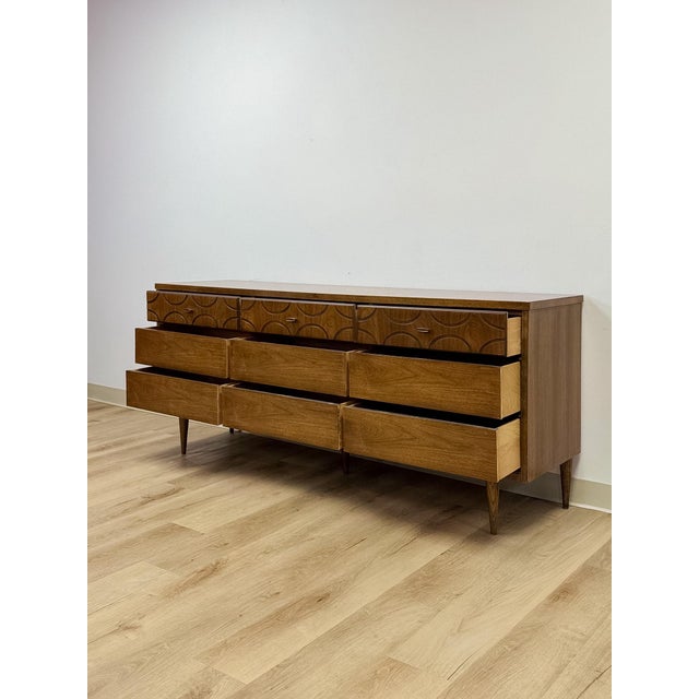Vintage MCM Bassett Style Nine Drawer Dresser With Wood Inlays Collectable Retro For Sale - Image 12 of 18
