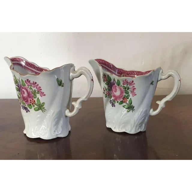 Traditional 18th Century English George III Worcester Porcelain Cream Jugs - a Pair For Sale - Image 3 of 11