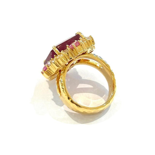 Baroque Bochic “Orient” Red Ruby & Multi Sapphire Cocktail Ring Set in 18k Gold & Silver Size 4 For Sale - Image 3 of 4