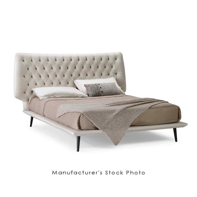 Contemporary Natuzzi Dolcevita Tufted Leather King Size Platform Bed For Sale - Image 3 of 12