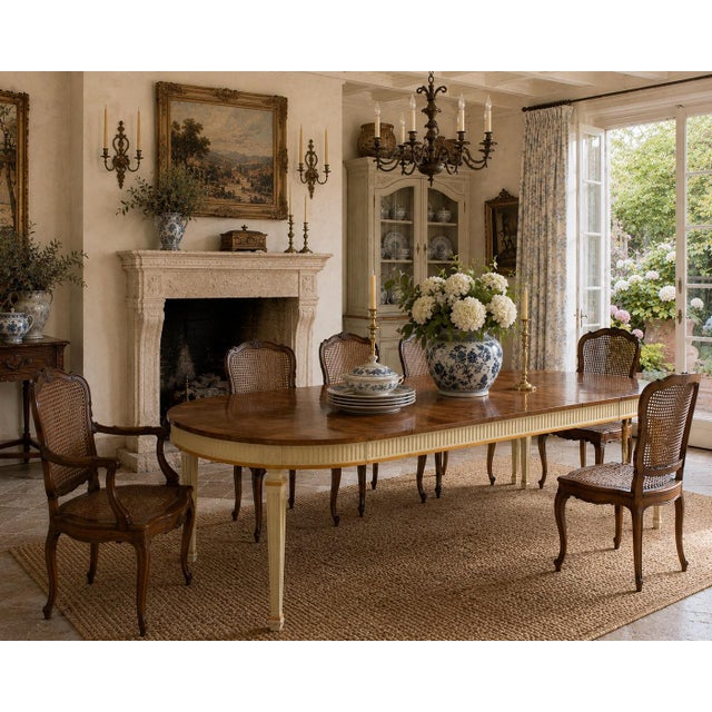 Elegant without being overly formal, this exceptional Baker Furniture extension dining table captures the enduring appeal...