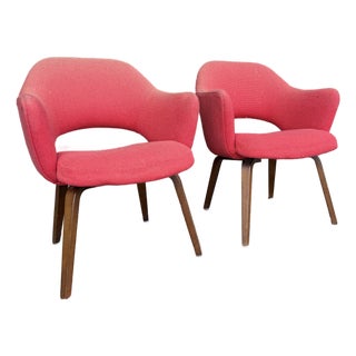 Pair of Eero Saarinen for Knoll Executive Armchairs With Walnut Legs For Sale