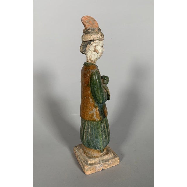 15th Century & Earlier Sculpture of a Mingqi servant, China, Ming Dynasty (1368-1644) For Sale - Image 5 of 7
