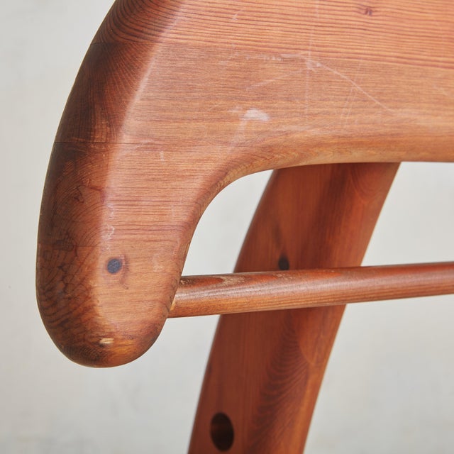 This sculptural teak valet from the 1960s captures the essence of mid-century modernism with its clean lines and organic...