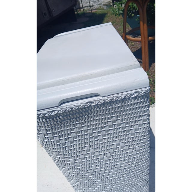1950s Vintage 1950's Hawkeye Woven Wicker Clothes Hamper For Sale - Image 5 of 10