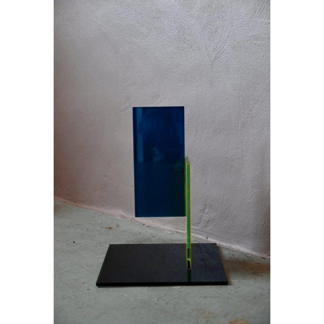 Colorful and joyful, this minimalist sculpture evokes 1980s Italian design. Made from an assembly of colored glass plates,...