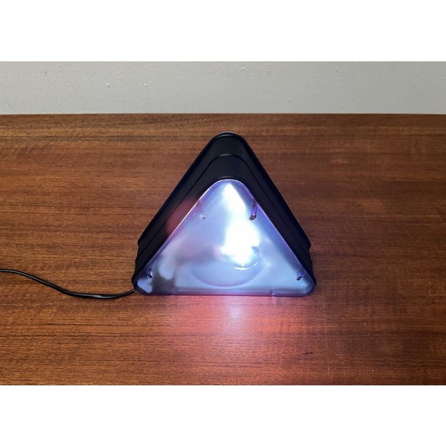 Postmodern Italian Triangular Table Lamp by Daniels Design for Ottika, 1980s For Sale - Image 17 of 18