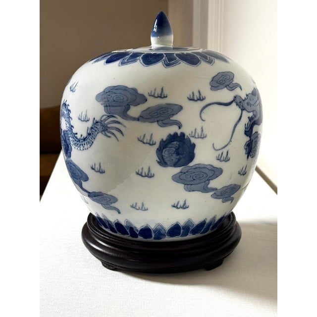 Vintage Chinoiserie Cobalt Blue and White Ceramic Porcelain Lidded Ginger With Wood Base For Sale - Image 4 of 12