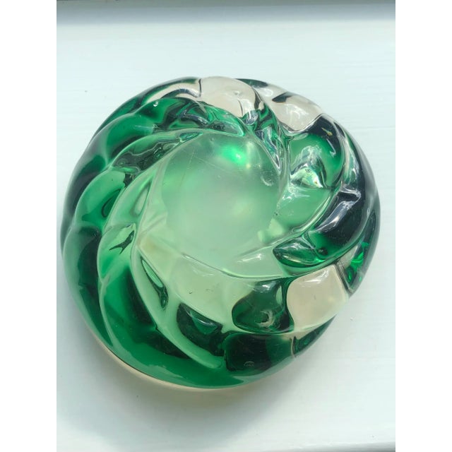 Mid-Century Handblown Green and Gold & Silver Foil Sommerso Swirl Catchall For Sale - Image 9 of 10