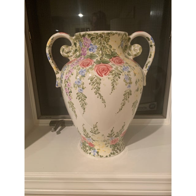 1980s Tabletops Unlimited English Garden by Don Swanson Hand Painted Double Handle Vase For Sale - Image 4 of 12