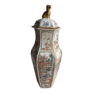 Late 18th Century Qing Dynasty Export Famille Rose Mandarin Hexagonal Floor Vase Featuring Scenes of Courtly Life and Gold Gilt Foo Dog Lid For Sale
