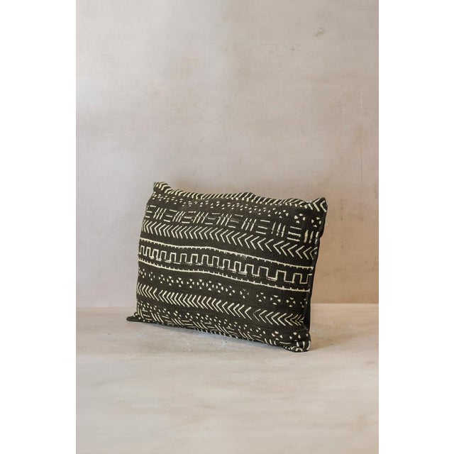 Mud Cloth Cushion – A Unique Blend of Tradition and Style Add a touch of cultural elegance to your space with the Mud...