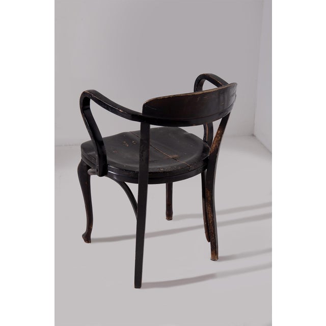 The chairs in this Thonet set are true masterpieces of craftsmanship, testaments to a time that seems to slip further away...