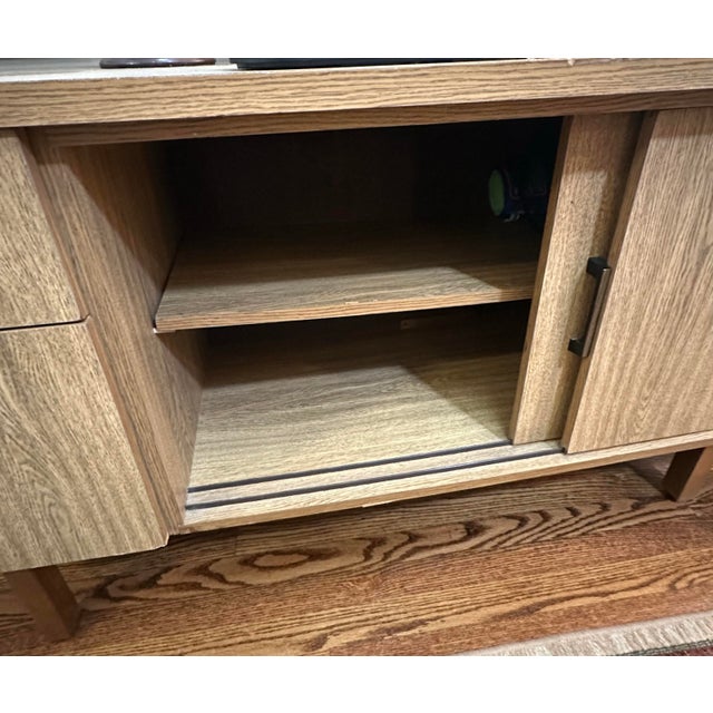 Mid 20th Century Modern Oak Veneer Credenza or Media Console With Sliding Doors and Drawers For Sale - Image 11 of 11