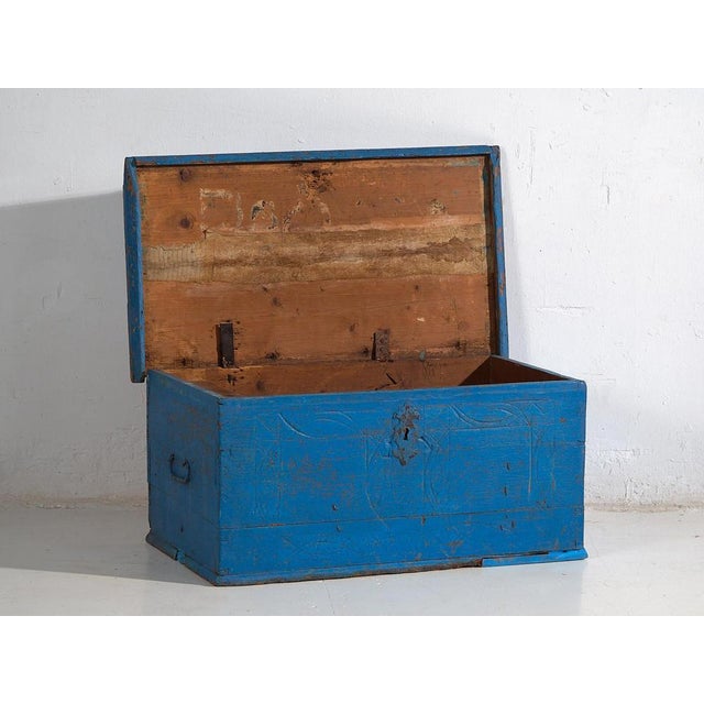 Antique blue chest (c.1920) Dimensions: Length: 93 cm Depth: 52 cm Height: 43 cm Style: Folk art Materials and techniques:...