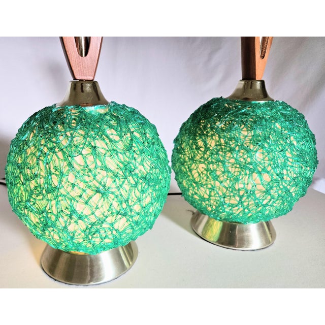 Modern 1960s Retro Atomic Green Spaghetti String and Walnut Table Lamps Pair For Sale - Image 3 of 5