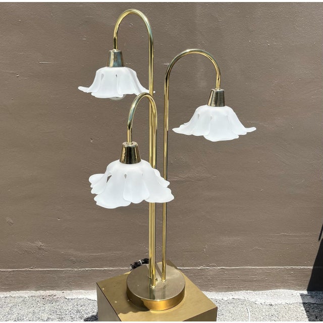 Vintage 1960s Hollywood Regency brass table lamp. This piece has 3 bulbs, all which are on bent brass, cascading waterfall...